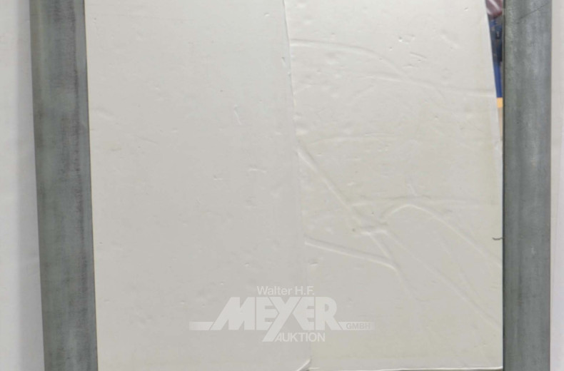 Spiegel im Holzrahmen,