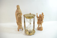 2 Holzschnitzfiguren und 1 Sanduhr