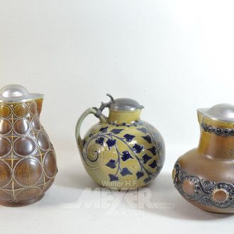 3 Keramik-Krüge, mit Zinndeckel und mit
