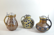 3 Keramik-Krüge, mit Zinndeckel und mit