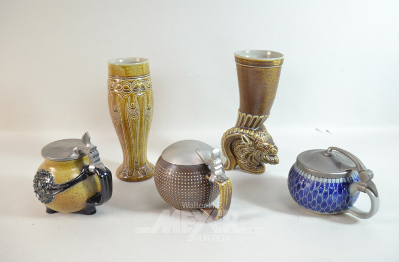 Posten Keramik: 2 Krüge mit Zinndeckel,