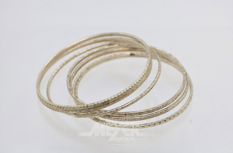 7 Armreifen, Silber, ca. 43 g.