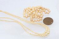 2 Perlenketten (1 x gerissen),