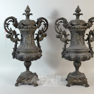 Paar Deckel-Vasen, Zinkguss, um 1900