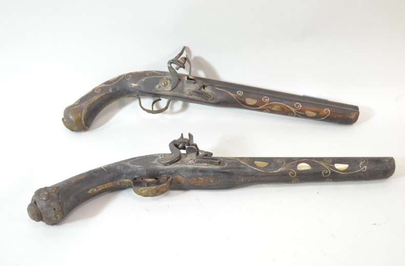 2 Steinschloss-Deko-Pistolen,