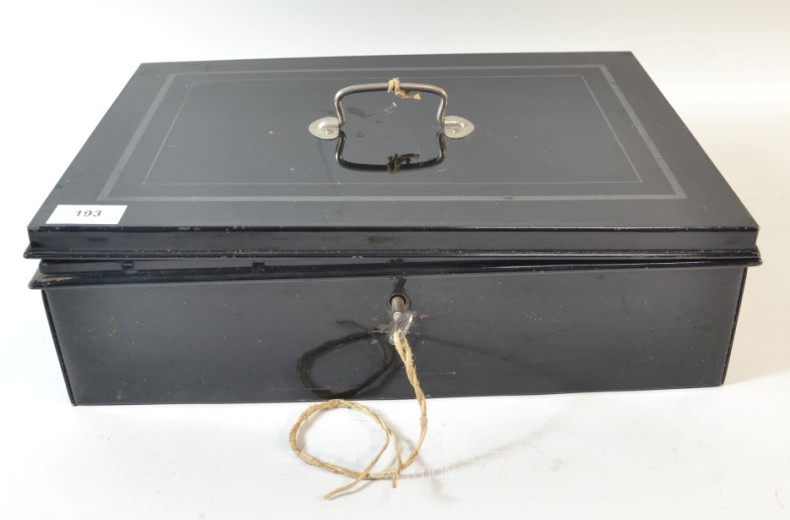 Geldkassette mit Inhalt: Briefwaage,