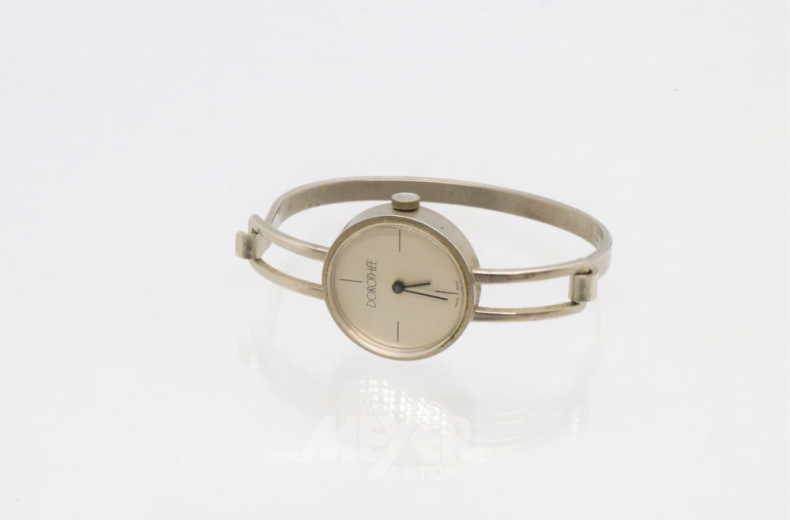 11 Armband- und Anhängeruhren