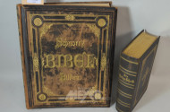 2 versch. Bibeln,