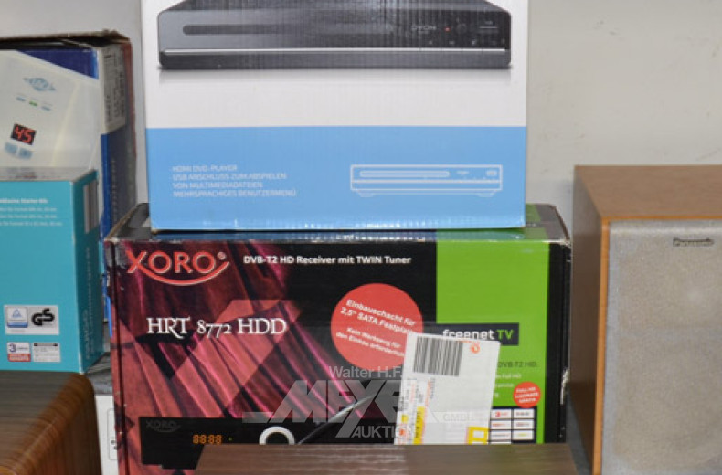 3 Elektro-Geräte: Tischradio, DVD Player,