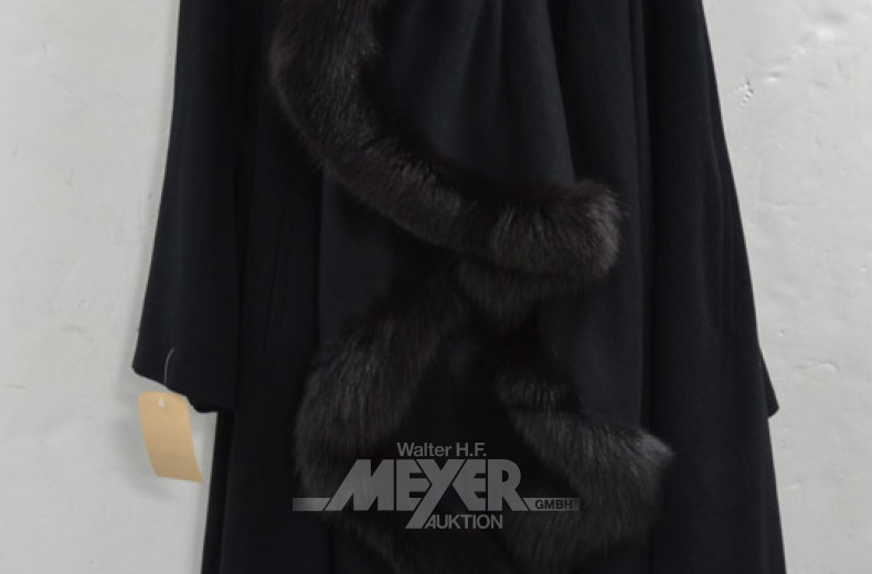 5 Pelzjacken- und Mäntel, 2 Pelzkragen