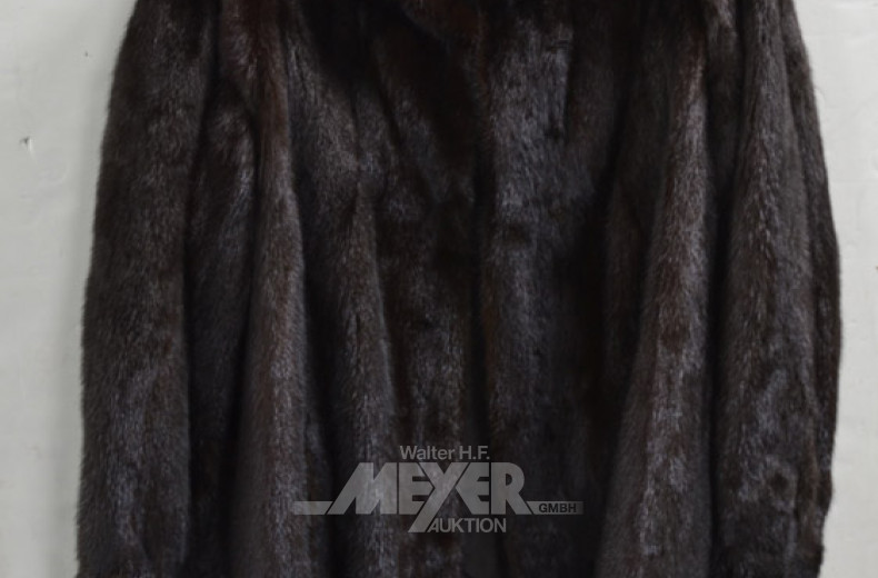 5 Pelzjacken- und Mäntel, 2 Pelzkragen