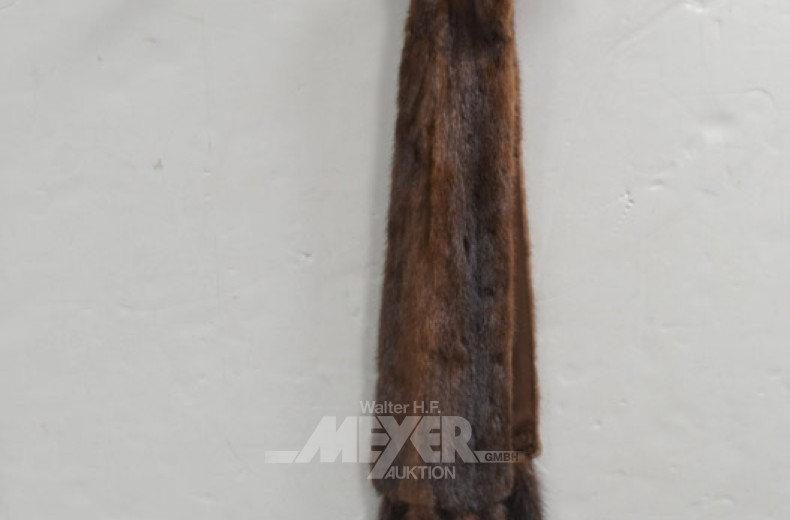 5 Pelzjacken- und Mäntel, 2 Pelzkragen