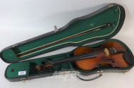 Geige mit Bogen im Koffer