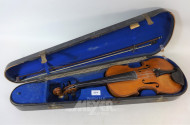 Geige mit Bogen im Holz-Kasten