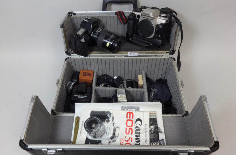 Alu-Koffer mit Fotokameras u. div. Zbh.