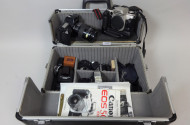 Alu-Koffer mit Fotokameras u. div. Zbh.