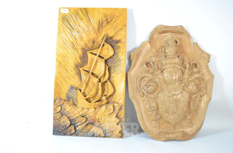 Holzwappen und ein Relief