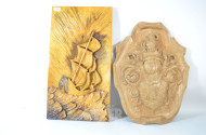 Holzwappen und ein Relief