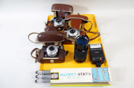 3 alte Fotoapparate mit Ledertasche,