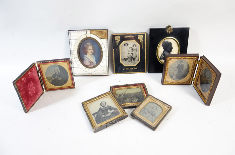 8 div. Fotorahmen: Miniaturen u. Fotos