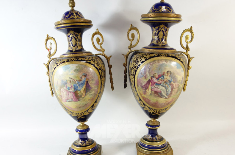 Paar schwere Amphorenvasen, Porzellan,