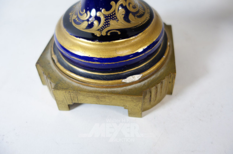 Paar schwere Amphorenvasen, Porzellan,