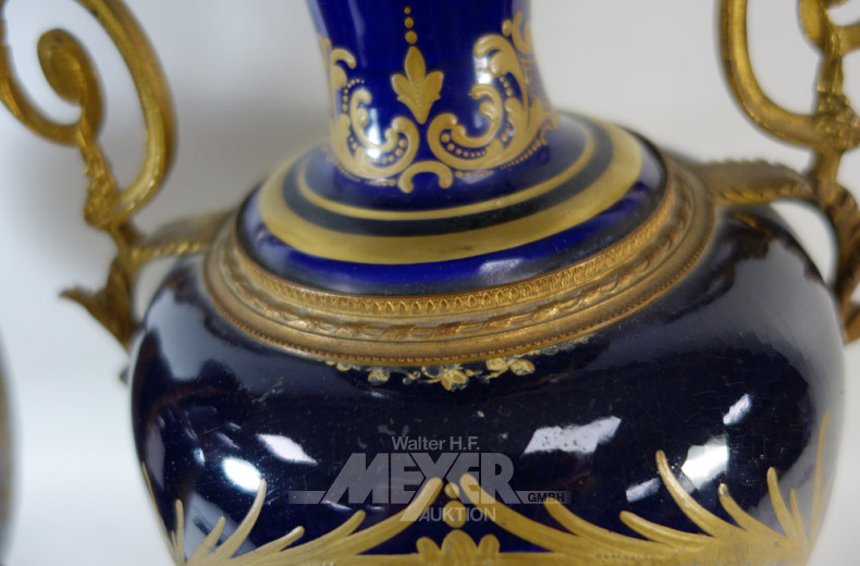 Paar schwere Amphorenvasen, Porzellan,