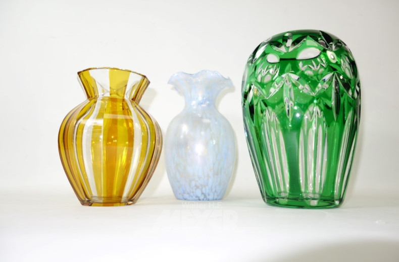 3 farbige Glas- und Kristallvasen