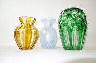 3 farbige Glas- und Kristallvasen