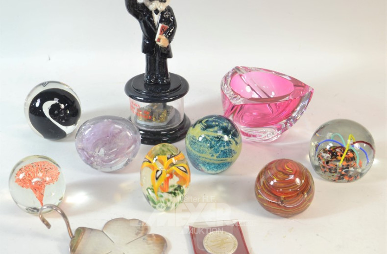 Konvolut Dekorationen: Aschenbecher,