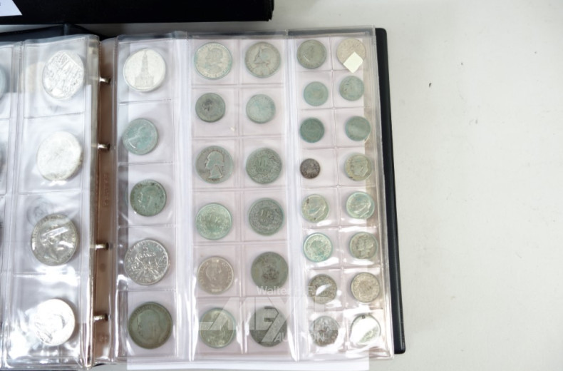 Münzalbum mit ca. 220 versch. Münzen: