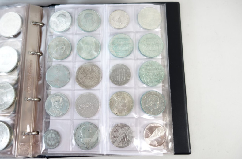Münzalbum mit ca. 220 versch. Münzen: