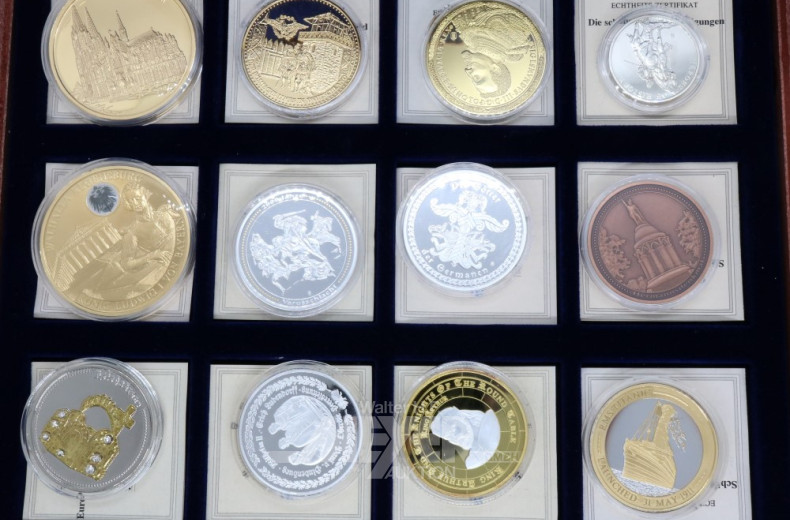 Kassette mit 12 Gedenkprägungen