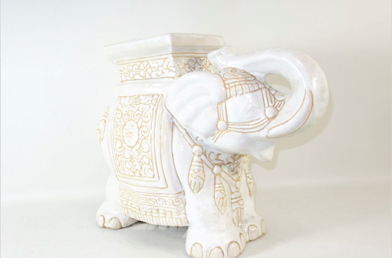 2 Keramik-Elefanten / Blumensäulen