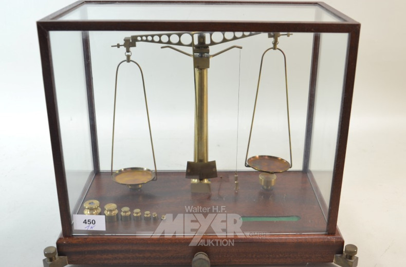Goldwaage im Schaukasten, mit Gewichte