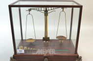 Goldwaage im Schaukasten, mit Gewichte