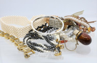 Posten Modeschmuck: u.a. Armreif,