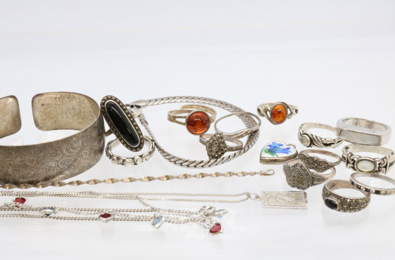 Schmuck-Schatulle mit Silberschmuck: