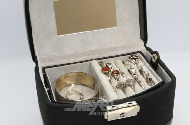Schmuck-Schatulle mit Silberschmuck: