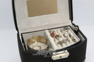 Schmuck-Schatulle mit Silberschmuck: