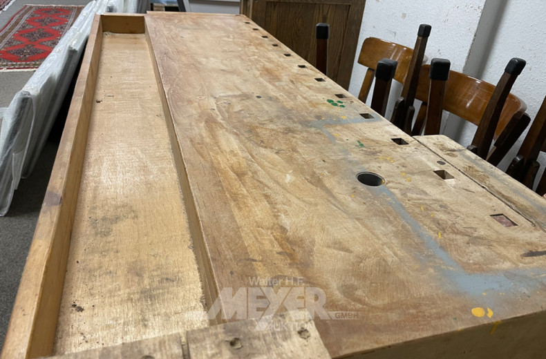 Werkbank mit Schraubstock