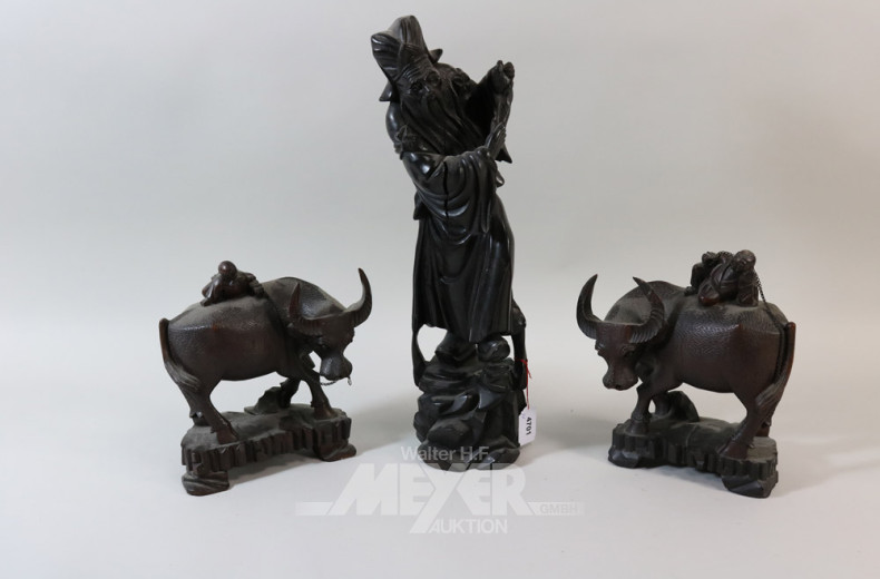 Holzfigur ''Asiate mit Umhang'',