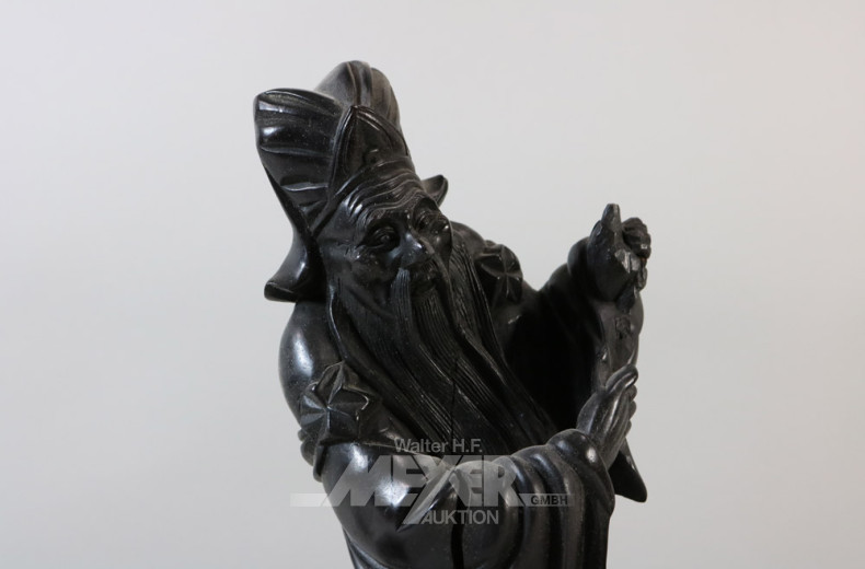 Holzfigur ''Asiate mit Umhang'',