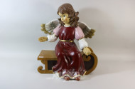 Engelfigur auf einer Bank, farbig,