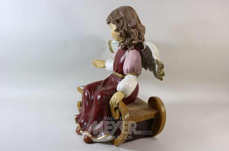 Engelfigur auf einer Bank, farbig,