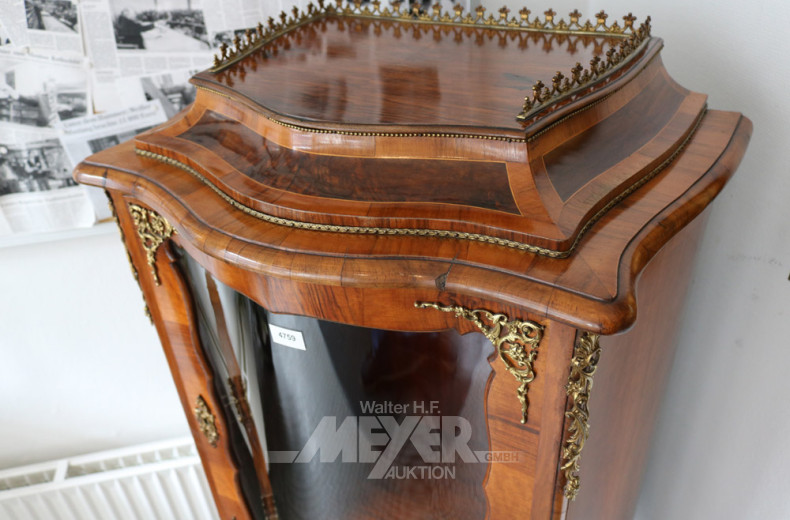 kl. Stilvitrine, Nußbaum furniert,