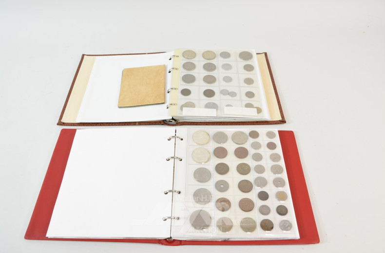 2 Münzalben mit ca. 160 Münzen,