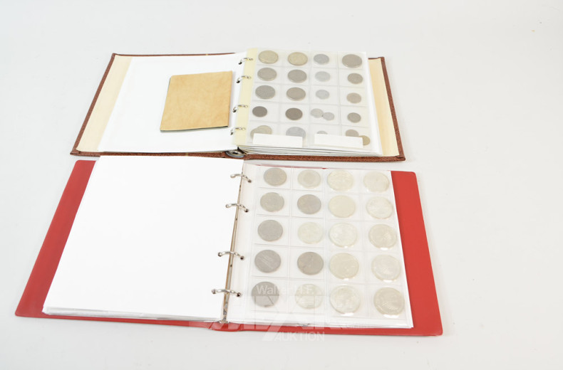 2 Münzalben mit ca. 160 Münzen,