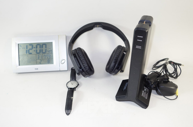 Kopfhörer mit Zubehör, 1 Armbanduhr,