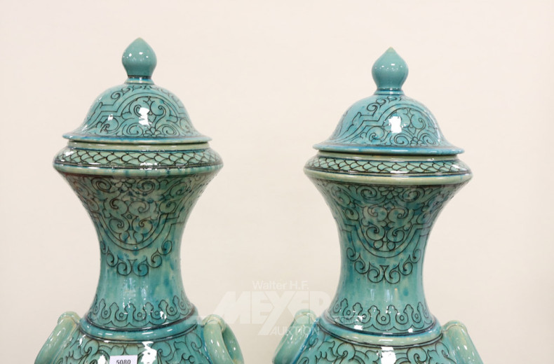 Paar gr. Deckel-Bodenvasen